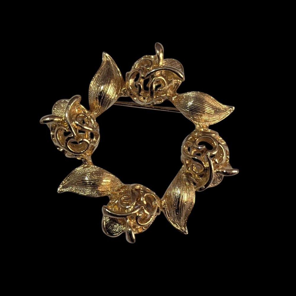 Sarah Coventry Vintage Gold-Tone Filigree Leaf Wreath Pin Brooch Excellent Condi